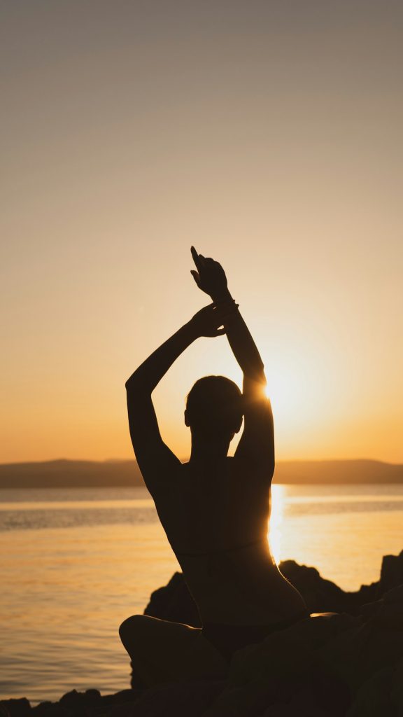 silhouette-of-man-raising-his-hands-during-sunset-kegkeojhy6e